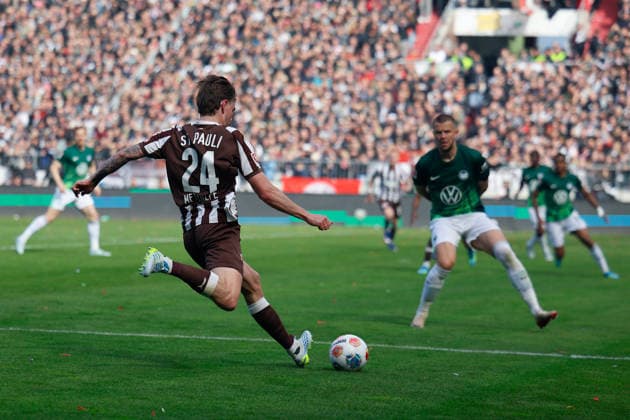 Fußball I Männer I Saison 2025-2026 I Bundesliga I FC St. Pauli - VfL Wolfsburg I 16.05.2026 Connor Metcalfe (24, FC St. Pauli) flankt den Ball in den Strafraum. Hamburg Millerntor-Stadion Niedersachsen Deutschland Copyright: xLobeca CedricxSiefkerx