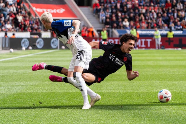 Leverkusen, Deutschland 16. Mai 2026: 1. BL - 2025 2026 - Sp. 34 - Bayer 04 Leverkusen gegen Hamburger SV Im Bild: v. li. im Zweikampf Albert Gronbaek (HSV) und Montrell Culbreath (LEV) DFL DFB regulations prohibit any use of photographs as image sequences and or quasi-video BayArena Nordrhein Westfalen Copyright: xFotostandx xKruczynskix