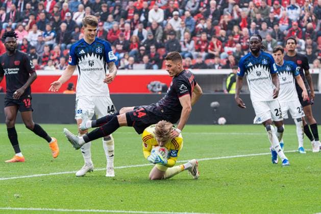 Leverkusen, Deutschland 16. Mai 2026: 1. BL - 2025 2026 - Sp. 34 - Bayer 04 Leverkusen gegen Hamburger SV Im Bild: v. li. im Zweikampf Patrik Schick (LEV) und Torwart Sander Tangvik (HSV) DFL DFB regulations prohibit any use of photographs as image sequences and or quasi-video BayArena Nordrhein Westfalen Copyright: xFotostandx xKruczynskix