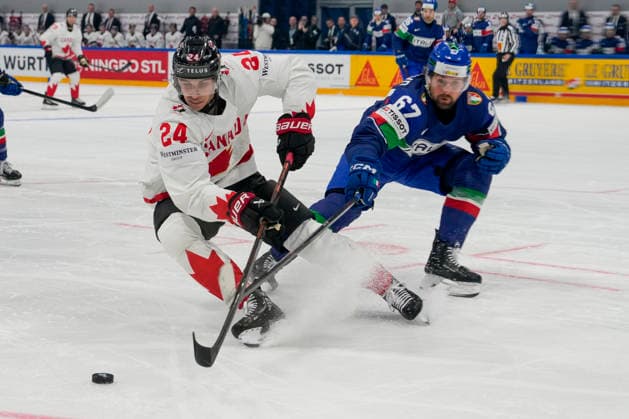 FRIBOURG, SWITZERLAND - MAY 16: Dylan Cozens of Canada L) against Mikael Frycklund of Italy R) during the 2026 IIHF Ice hockey, Eishockey World Championship, WM, Weltmeisterschaft Switzerland game between Italy and Canada at BCF Arena on May 16, 2026 in Fribourg, Fribourg. Fribourg BCF Arena Fribourg Switzerland Copyright: xJustPictures.ch JarixPestelaccix jp-en-EuSpIm-JP6_JAR_Italy_Canada_16May2026_00011