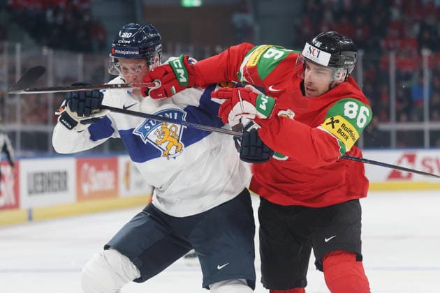 WM 2026 UNG - FIN Saku Maeenalanen gegen Balazs Sebok 16.05.2026 Swiss Life Arena Zuerich , SCHWEIZ, Eishockey Herren IIHF World Championship, WM, Weltmeisterschaft Zurich 2026 Gruppe A Ungarn - Finnland Saku Maeenalanen (li,FIN) gegen Balazs Sebok (UNG)