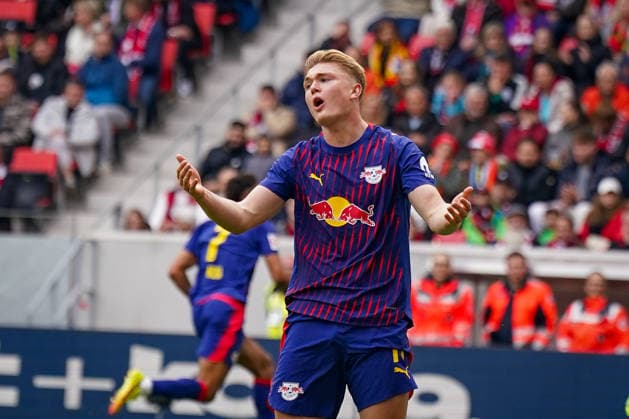 Deutschland: Fussball Bundesliga 2025 - 2026, 34. Spieltag - SC Freiburg vs RB Leipzig - Europa-Park-Stadion (Freiburg): Conrad Harder (RB Leipzig, 11) enttäuscht über verpasste Torchance, Zuspiel Copyright: xJOERANxSTEINSIEKx