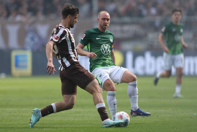Fußball 1. Bundesliga 34. Spieltag FC St. Pauli - VfL Wolfsburg am 16.05.2026 im Millerntor-Stadion in Hamburg Adam Dzwigala ( St. Pauli ), vorne - Christian Eriksen ( Wolfsburg ), hinten DFL regulations prohibit any use of photographs as image sequences and or quasi-video.