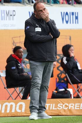 16.05.2026, xrekx, Fussball 1.Bundesliga, 1.FC Heidenheim - FSV Mainz 05 v.l. Frank Schmidt Trainer (1.FC Heidenheim 1846) enttaeuscht, enttäuscht, schaut enttaeuscht, niedergeschlagen, disappointed (DFL DFB REGULATIONS PROHIBIT ANY USE OF PHOTOGRAPHS as IMAGE SEQUENCES and or QUASI-VIDEO) Heidenheim