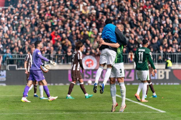 Tor zum 1:2 Torwart Nikola Vasilj (FC St. Pauli, 22) Eigentor, Denis Vavro (VfL Wolfsburg, 03) jubelt Jubel, GER, FC St. Pauli vs. VfL Wolfsburg, Fussball, Bundesliga, Spieltag 34, Saison 2025 2026, 16.05.2026 DFL REGULATIONS PROHIBIT ANY USE OF PHOTOGRAPHS AS IMAGE SEQUENCES AND OR QUASI-VIDEO GER, FC St. Pauli vs. VfL Wolfsburg, Fussball, Bundesliga, Spieltag 34, Saison 2025 2026, 16.05.2026 Hamburg Copyright: xEibner-Pressefoto MaxxVincenx EP_MVN