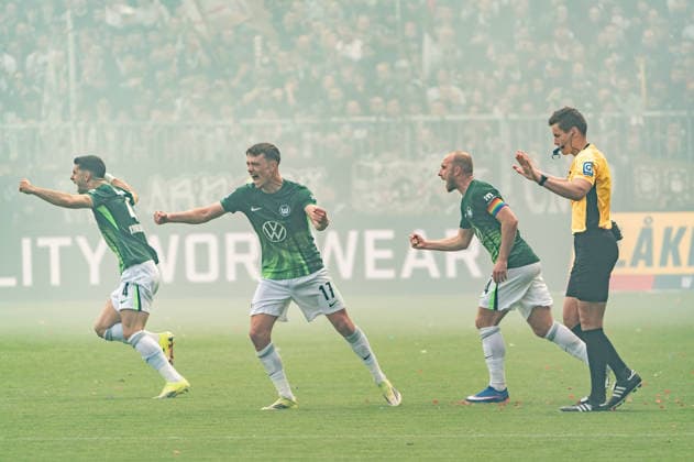 Tor zum 1:2 Torwart Nikola Vasilj (FC St. Pauli, 22) Eigentor, VAR Entscheidung, Videoschiedsrichter, Videobeweis, Tor zaehlt, Konstantinos Koulierakis (VfL Wolfsburg, 04), Dzenan Pejcinovic (VfL Wolfsburg, 17), Christian Eriksen (VfL Wolfsburg, 24) jubelt Jubel, GER, FC St. Pauli vs. VfL Wolfsburg, Fussball, Bundesliga, Spieltag 34, Saison 2025 2026, 16.05.2026 DFL REGULATIONS PROHIBIT ANY USE OF PHOTOGRAPHS AS IMAGE SEQUENCES AND OR QUASI-VIDEO GER, FC St. Pauli vs. VfL Wolfsburg, Fussball, Bundesliga, Spieltag 34, Saison 2025 2026, 16.05.2026 Hamburg Copyright: xEibner-Pressefoto MaxxVincenx EP_MVN