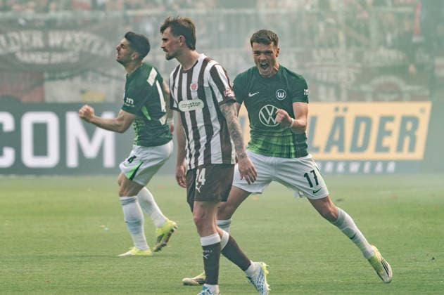 Tor zum 1:2 Torwart Nikola Vasilj (FC St. Pauli, 22) Eigentor, Dzenan Pejcinovic (VfL Wolfsburg, 17) jubelt Jubel, Connor Metcalfe (FC St. Pauli, 24) enttaeuscht Enttaeuschung, GER, FC St. Pauli vs. VfL Wolfsburg, Fussball, Bundesliga, Spieltag 34, Saison 2025 2026, 16.05.2026 DFL REGULATIONS PROHIBIT ANY USE OF PHOTOGRAPHS AS IMAGE SEQUENCES AND OR QUASI-VIDEO GER, FC St. Pauli vs. VfL Wolfsburg, Fussball, Bundesliga, Spieltag 34, Saison 2025 2026, 16.05.2026 Hamburg Copyright: xEibner-Pressefoto MaxxVincenx EP_MVN