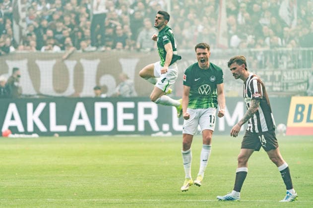 Tor zum 1:2 Torwart Nikola Vasilj (FC St. Pauli, 22) Eigentor, Dzenan Pejcinovic (VfL Wolfsburg, 17) und Konstantinos Koulierakis (VfL Wolfsburg, 04) jubelt Jubel, Connor Metcalfe (FC St. Pauli, 24) enttaeuscht Enttaeuschung, GER, FC St. Pauli vs. VfL Wolfsburg, Fussball, Bundesliga, Spieltag 34, Saison 2025 2026, 16.05.2026 DFL REGULATIONS PROHIBIT ANY USE OF PHOTOGRAPHS AS IMAGE SEQUENCES AND OR QUASI-VIDEO GER, FC St. Pauli vs. VfL Wolfsburg, Fussball, Bundesliga, Spieltag 34, Saison 2025 2026, 16.05.2026 Hamburg Copyright: xEibner-Pressefoto MaxxVincenx EP_MVN