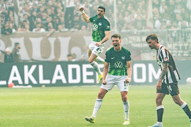 Tor zum 1:2 Torwart Nikola Vasilj (FC St. Pauli, 22) Eigentor, Dzenan Pejcinovic (VfL Wolfsburg, 17) und Konstantinos Koulierakis (VfL Wolfsburg, 04) jubelt Jubel, Connor Metcalfe (FC St. Pauli, 24) enttaeuscht Enttaeuschung, GER, FC St. Pauli vs. VfL Wolfsburg, Fussball, Bundesliga, Spieltag 34, Saison 2025 2026, 16.05.2026 DFL REGULATIONS PROHIBIT ANY USE OF PHOTOGRAPHS AS IMAGE SEQUENCES AND OR QUASI-VIDEO GER, FC St. Pauli vs. VfL Wolfsburg, Fussball, Bundesliga, Spieltag 34, Saison 2025 2026, 16.05.2026 Hamburg Copyright: xEibner-Pressefoto MaxxVincenx EP_MVN