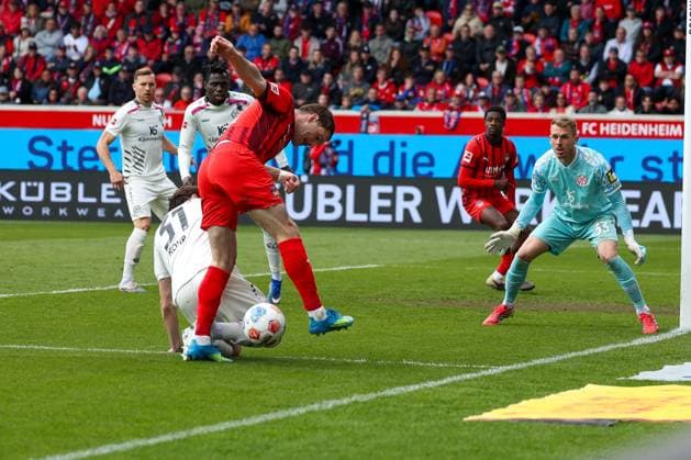 Budu Zivzivadze 12 (1FC Heidenheim 1846) in Aktion gegen Dominik Kohr 31 (1. FSV Mainz 05), 1. FC Heidenheim vs. 1. FSV Mainz 05, Fussball, Maenner, Bundesliga, DFL, Saison 2025 2026, 34. Spieltag, Rueckrunde, 16.05.2026 DFB regulations prohibit any use of photographs as image sequences and or quasi-video Heidenheim Baden-Wuerttemberg Deutschland