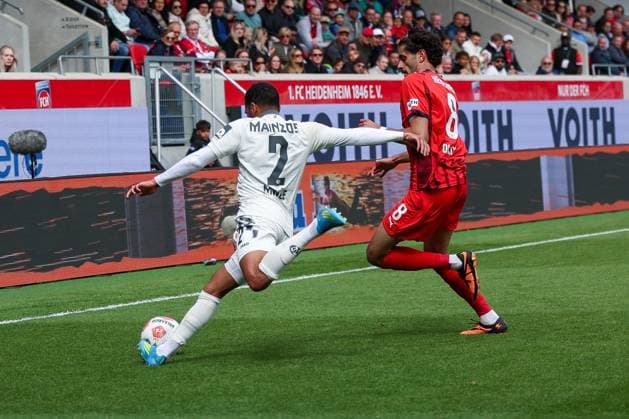 Phillipp Mwene 2 (1. FSV Mainz 05) in Aktion gegen Eren Dinkci 8 (1FC Heidenheim 1846) , 1. FC Heidenheim vs. 1. FSV Mainz 05, Fussball, Maenner, Bundesliga, DFL, Saison 2025 2026, 34. Spieltag, Rueckrunde, 16.05.2026 DFB regulations prohibit any use of photographs as image sequences and or quasi-video Heidenheim Baden-Wuerttemberg Deutschland