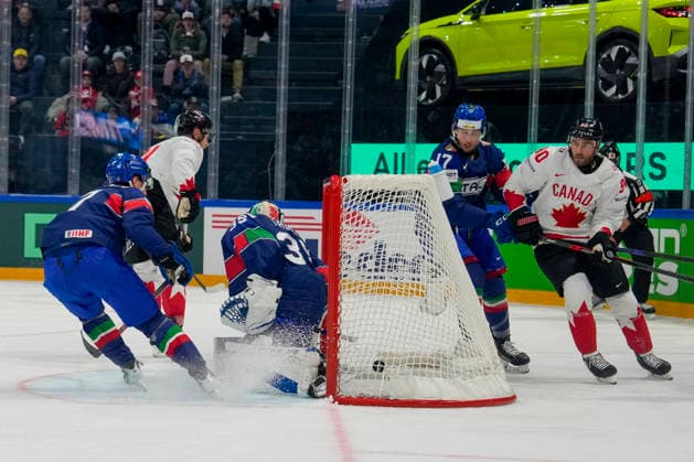 FRIBOURG, SWITZERLAND - MAY 16: goalkeeper Davide Fadani of Italy can™t saves on Dylan Holloway of Canada 2nd L) during the 2026 IIHF Ice hockey, Eishockey World Championship, WM, Weltmeisterschaft Switzerland game between Italy and Canada at BCF Arena on May 16, 2026 in Fribourg, Fribourg. Fribourg BCF Arena Fribourg Switzerland Copyright: xJustPictures.ch JarixPestelaccix jp-en-EuSpIm-JP6_JAR_Italy_Canada_16May2026_00015