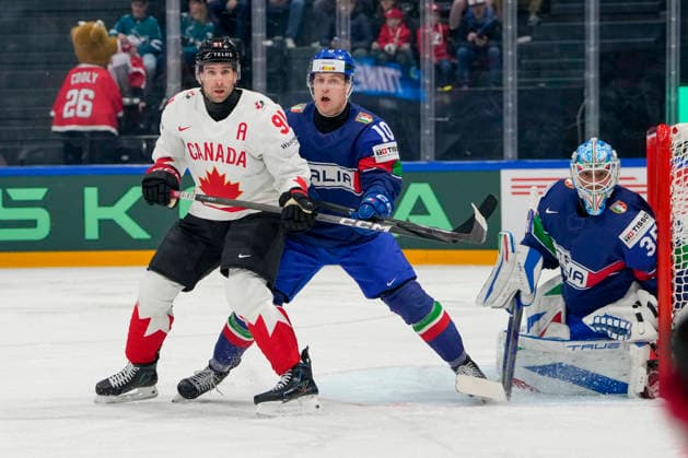 FRIBOURG, SWITZERLAND - MAY 16: John Tavares of Canada L) against Peter Spornberger of Italy in front of goalkeeper Davide Fadani R) during the 2026 IIHF Ice hockey, Eishockey World Championship, WM, Weltmeisterschaft Switzerland game between Italy and Canada at BCF Arena on May 16, 2026 in Fribourg, Fribourg. Fribourg BCF Arena Fribourg Switzerland *** FRIBOURG, SWITZERLAND MAY 16 John Tavares of Canada L against Peter Spornberger of Italy in front of goalkeeper Davide Fadani R during the 2026 IIHF Ice Hockey World Championship Switzerland game between Italy and Canada at BCF Arena on May 16, 2026 in Fribourg, Fribourg Fribourg BCF Arena Fribourg Switzerland Copyright: xJustPictures.ch JarixPestelaccix jp-en-EuSpIm-JP6_JAR_Italy_Canada_16May2026_00020