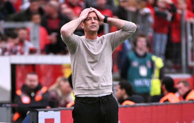Fussball, Bundesliga, Deutschland, Herren, Saison 2025 2026, 34. Spieltag, BayArena Leverkusen: Bayer Leverkusen - Hamburger SV; Cheftrainer Kasper Hjulmand (LEV). Enttäuschung, Frust, Aktion.