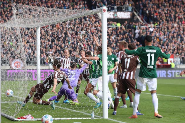 16.05.2026, xtgx, Fussball 1.Bundesliga, FC St.Pauli - VfL Wolfsburg v.l. Eigentor zum 1:2 Nikola Vasilj (FC St.Pauli) (DFL DFB REGULATIONS PROHIBIT ANY USE OF PHOTOGRAPHS as IMAGE SEQUENCES and or QUASI-VIDEO) Hamburg