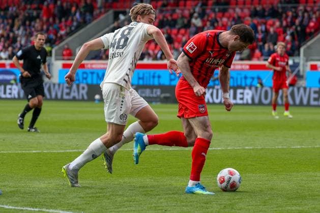 Kacper Potulski 48 (1. FSV Mainz 05) und Budu Zivzivadze 12 (1FC Heidenheim 1846) in Aktion, 1. FC Heidenheim vs. 1. FSV Mainz 05, Fussball, Maenner, Bundesliga, DFL, Saison 2025 2026, 34. Spieltag, Rueckrunde, 16.05.2026 DFB regulations prohibit any use of photographs as image sequences and or quasi-video Heidenheim Baden-Wuerttemberg Deutschland