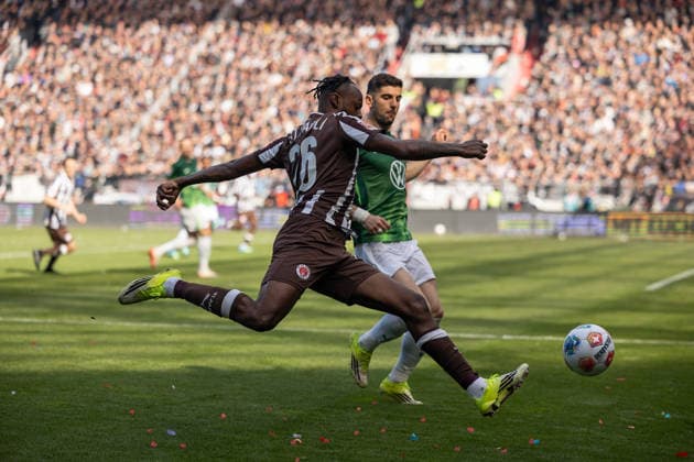 Fußball I Männer I Saison 2025-2026 I Bundesliga I FC St. Pauli - VfL Wolfsburg I 16.05.2026 Ricky-Jade Jones (26, FC St. Pauli) im Zweikampf. Hamburg Millerntor-Stadion Niedersachsen Deutschland Copyright: xLobeca CedricxSiefkerx