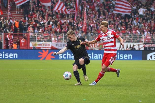 Berlin, Deutschland, 16.05.2026: Stadion Alte Försterei: 34. Spieltag, Saison 2025 26, 1. Fußball-Bundesliga: Union Berlin - FC Augsburg: Anton Kade (30, FCA) und Aljoscha Kemlein (6, Union Berlin) Copyright: xdtsxNachrichtenagenturx dts_118849
