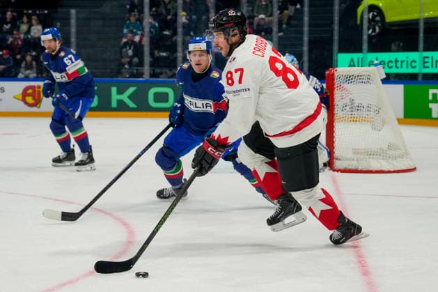 FRIBOURG, SWITZERLAND - MAY 16: Sidney Crosby of Canada R) in action during the 2026 IIHF Ice hockey, Eishockey World Championship, WM, Weltmeisterschaft Switzerland game between Italy and Canada at BCF Arena on May 16, 2026 in Fribourg, Fribourg. Fribourg BCF Arena Fribourg Switzerland Copyright: xJustPictures.ch JarixPestelaccix jp-en-EuSpIm-JP6_JAR_Italy_Canada_16May2026_00043