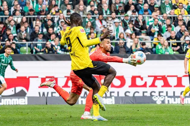 Deutschland: Bundesliga 2025 2026 34. Spieltag, SV Werder Bremen vs. Borussia Dortmund Samstag, 16.05.2026 Weserstadion, Bremen Serhou Guirassy (Borussia Dortmund, 9) Mio Backhaus ( 30) Copyright: xCelinaxLeiersx