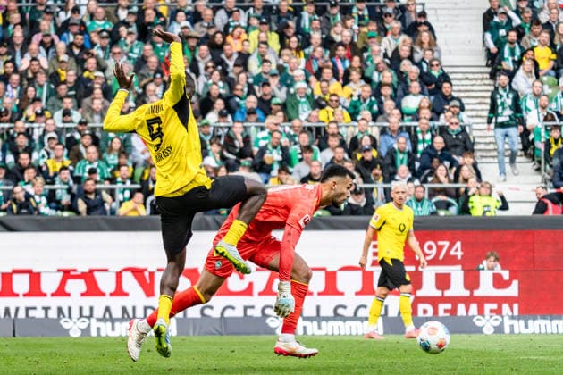 Deutschland: Bundesliga 2025 2026 34. Spieltag, SV Werder Bremen vs. Borussia Dortmund Samstag, 16.05.2026 Weserstadion, Bremen Serhou Guirassy (Borussia Dortmund, 9) Mio Backhaus ( 30) Copyright: xCelinaxLeiersx