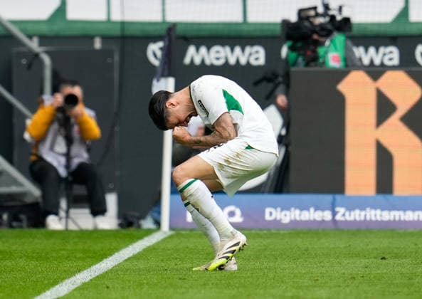 Kevin Diks (Borussia Monchengladbach, 4) jubelt nach seinem Treffer zum dritten Tor. Borussia Moenchengladbach vs TSG 1899 Hoffenheim, 1. Bundesliga, 34. Spieltag, Saison 2025 2026, Borussia-Park, Moenchengladbach, GER, 16.05.2026 DFL REGULATIONS PROHIBIT ANY USE OF PHOTOGRAPHS AS IMAGE SEQUENCES AND OR QUASI-VIDEO Foto: HMB Media Scott W. Coleman Moenchengladbach Borussia-Park Nordrhein-Westfalen GER Copyright: xScottxW.xColemanx
