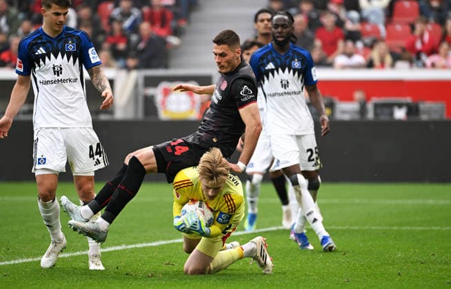 Fussball, Bundesliga, Deutschland, Herren, Saison 2025 2026, 34. Spieltag, BayArena Leverkusen: Bayer Leverkusen - Hamburger SV; Patrik Schick (LEV), Sander Tangvik (HSV). Aktion