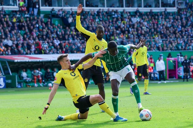 Nico Schlotterbeck (Borussia Dortmund), Serhou Guirassy (Borussia Dortmund) und Karim Coulibaly (Werder Bremen) kaempfen um den Ball, Bundesliga, SV Werder Bremen v Borussia Dortmund, Weserstadion am 16. May 2026 in Bremen, Deutschland. (Foto von Marco Steinbrenner DeFodi Images) Nico Schlotterbeck (Borussia Dortmund), Serhou Guirassy (Borussia Dortmund) und Karim Coulibaly (Werder Bremen) battle for the ball, Bundesliga, SV Werder Bremen v Borussia Dortmund, Weserstadion, May 16, 2026 in Bremen, Germany. (Photo by Marco Steinbrenner DeFodi Images) DFL regulations prohibit any use of photographs as image sequences and or quasi-video. -
