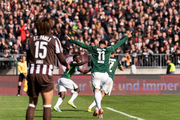 Tor zum 1:3 Dzenan Pejcinovic (VfL Wolfsburg, 17) jubelt Jubel mit Adam Daghim (VfL Wolfsburg, 11), GER, FC St. Pauli vs. VfL Wolfsburg, Fussball, Bundesliga, Spieltag 34, Saison 2025 2026, 16.05.2026 DFL REGULATIONS PROHIBIT ANY USE OF PHOTOGRAPHS AS IMAGE SEQUENCES AND OR QUASI-VIDEO GER, FC St. Pauli vs. VfL Wolfsburg, Fussball, Bundesliga, Spieltag 34, Saison 2025 2026, 16.05.2026 Hamburg Copyright: xEibner-Pressefoto MaxxVincenx EP_MVN