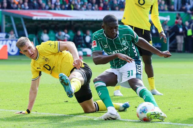Karim Coulibaly (Werder Bremen) erzielt mit diesem Schuss vorbei an Nico Schlotterbeck (Borussia Dortmund) das Tor zum 1:1, das aufgrund einer Abseitsstellung nicht gegeben wurde, Bundesliga, SV Werder Bremen v Borussia Dortmund, Weserstadion am 16. May 2026 in Bremen, Deutschland. (Foto von Marco Steinbrenner DeFodi Images) Karim Coulibaly (Werder Bremen) scored the equaliser to make it 1 1 with this shot past Nico Schlotterbeck (Borussia Dortmund), but the goal was disallowed for offside, Bundesliga, SV Werder Bremen v Borussia Dortmund, Weserstadion, May 16, 2026 in Bremen, Germany. (Photo by Marco Steinbrenner DeFodi Images) DFL regulations prohibit any use of photographs as image sequences and or quasi-video. -