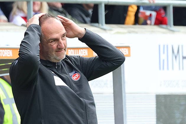 16.05.2026, xrekx, Fussball 1.Bundesliga, 1.FC Heidenheim - FSV Mainz 05 v.l. Frank Schmidt Trainer (1.FC Heidenheim 1846) enttaeuscht, enttäuscht, schaut enttaeuscht, niedergeschlagen, disappointed (DFL DFB REGULATIONS PROHIBIT ANY USE OF PHOTOGRAPHS as IMAGE SEQUENCES and or QUASI-VIDEO) Heidenheim