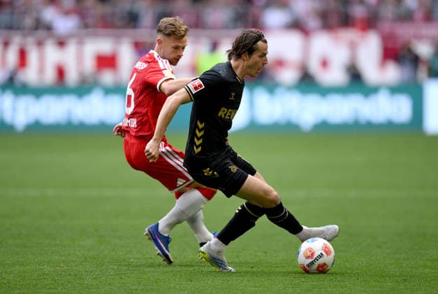 Fussball 1. Bundesliga Saison 2025 2026 34. Spieltag FC Bayern Muenchen - 1. FC Koeln 16.05.2026 Joshua Kimmich (li, FC Bayern Muenchen) gegen Jakub Kaminski (re, 1. FC Koeln)