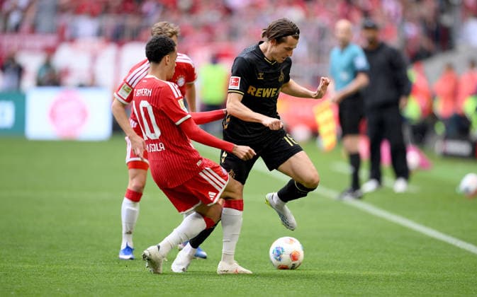 Fussball 1. Bundesliga Saison 2025 2026 34. Spieltag FC Bayern Muenchen - 1. FC Koeln 16.05.2026 Jamal Musiala (li, FC Bayern Muenchen) gegen Jakub Kaminski (re, 1. FC Koeln)