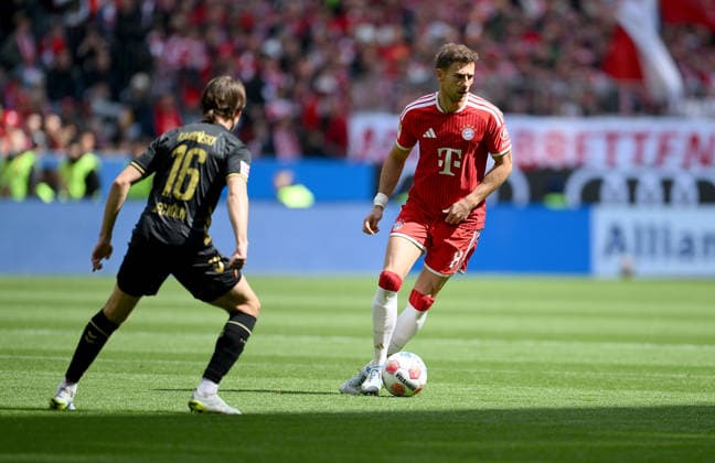 Fussball 1. Bundesliga Saison 2025 2026 34. Spieltag FC Bayern Muenchen - 1. FC Koeln 16.05.2026 Jakub Kaminski (li, 1. FC Koeln) gegen Leon Goretzka (re, FC Bayern Muenchen)