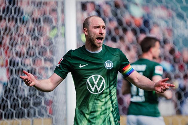 1. Bundesliga: FC St. Pauli vs. VfL Wolfsburg, 16.05.2026 Christian Eriksen (VfL Wolfsburg, 24) reklamiert einen Elfmeter; Fußball, 1. Bundesliga, 34. Spieltag: FC St. Pauli vs. VfL Wolfsburg am 16.05.2026 im Millerntor-Stadion, Hamburg DFL REGULATIONS PROHIBIT ANY USE OF PHOTOGRAPHS AS IMAGE SEQUENCES AND OR QUASI-VIDEO. Copyright: xBEAUTIFULxSPORTS Tonhäuserx