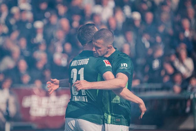 1. Bundesliga: FC St. Pauli vs. VfL Wolfsburg, 16.05.2026 TOR, JUBEL zum 1:3 durch DÅ¾enan PejÄinoviÄ‡ (VfL Wolfsburg, 17), hier Yannick Gerhardt (VfL Wolfsburg, 31), Denis Vavro (VfL Wolfsburg, 3); Fußball, 1. Bundesliga, 34. Spieltag: FC St. Pauli vs. VfL Wolfsburg am 16.05.2026 im Millerntor-Stadion, Hamburg DFL REGULATIONS PROHIBIT ANY USE OF PHOTOGRAPHS AS IMAGE SEQUENCES AND OR QUASI-VIDEO. Copyright: xBEAUTIFULxSPORTS Tonhäuserx
