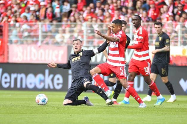 Berlin, Deutschland, 16.05.2026: Stadion Alte Försterei: 34. Spieltag, Saison 2025 26, 1. Fußball-Bundesliga: Union Berlin - FC Augsburg: L-R Jeffrey Gouweleeuw (6, FCA), Danilho Doekhi (5, Union Berlin), Ilyas Ansah (10, Union Berlin), Cédric Zesiger (16, FCA) Copyright: xdtsxNachrichtenagenturx dts_118847
