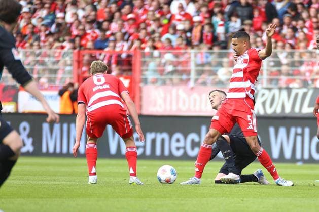 Berlin, Deutschland, 16.05.2026: Stadion Alte Försterei: 34. Spieltag, Saison 2025 26, 1. Fußball-Bundesliga: Union Berlin - FC Augsburg: L-R Aljoscha Kemlein (6, Union Berlin), Jeffrey Gouweleeuw (6, FCA) und Danilho Doekhi (5, Union Berlin) Copyright: xdtsxNachrichtenagenturx dts_118850
