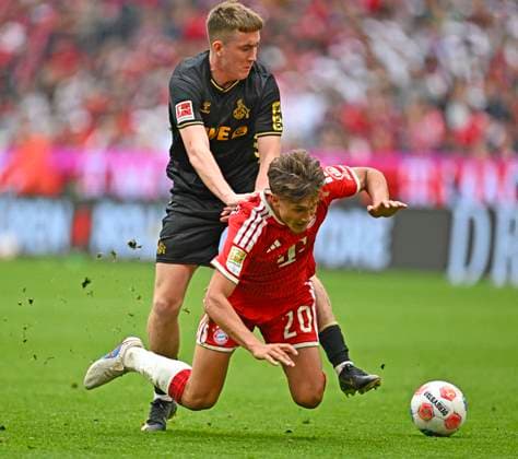 16.05.2026, Fussball Bundesliga 2025 2026, 34.Spieltag, FC Bayern München - 1.FC Köln, in der Allianz-Arena München, v.l. Isak Johannesson (1.FC Köln) gegen Tom Bischof (Bayern München)