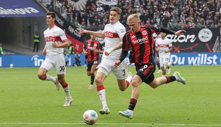 Frankfurt , Fußball Bundesliga Fußball Eintracht Frankfurt vs. VfB Stuttgart , von links: Ramon Hendriks ( VfB ) Jonathan Burkardt ( Fra )