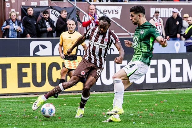 Deutschland: Fußball Bundesliga 2025 26, 34. Spieltag FC St. Pauli vs VfL Wolfsburg Millerntor-Stadion (Hamburg): Ricky Jade-Jones (FC St. Pauli, 26), Konstantinos Koulierakis (VfL Wolfsburg, 4) Copyright: xStefanxTrochax