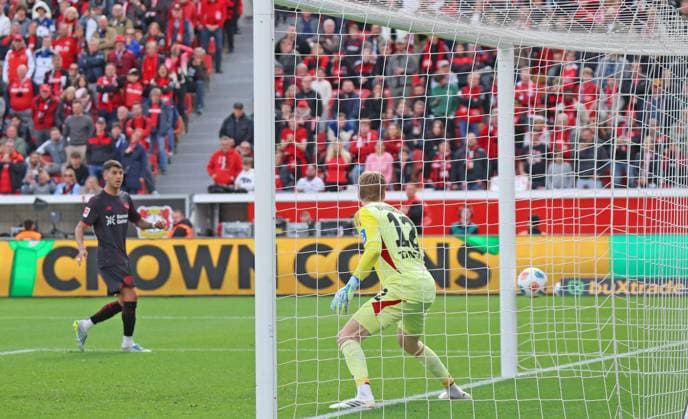 Tor zum 1:1 durch Jarell Quansah (Bayer Leverkusen, 04) nicht im Bild. Sander Tangvik (Hamburger SV 12) schaut dem Ball hinterher GER, Bayer 04 Leverkusen vs. Hamburger SV, Fussball, 1. Bundesliga , 34. Spieltag, Spielzeit 2025 2026, 16.05.2026 (DFL DFB REGULATIONS PROHIBIT ANY USE OF PHOTOGRAPHS as IMAGE SEQUENCES and or QUASI-VIDEO). GER, Bayer 04 Leverkusen vs. Hamburger SV, Fussball, 1. Bundesliga , 34. Spieltag, Spielzeit 2025 2026, 16.05.2026 Leverkusen Copyright: xEibner-Pressefotox xThomasxStoecx EP_TSR