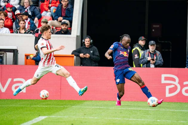 16.05.2026, xdaymx, Fussball 1.Bundesliga, SC Freiburg - RB Leipzig. vl. Philipp Treu (SC Freiburg) versucht die Flanke von Diomande, Yan (RB Leipzig) zu verhindern (DFL DFB REGULATIONS PROHIBIT ANY USE OF PHOTOGRAPHS as IMAGE SEQUENCES and or QUASI-VIDEO) Freiburg