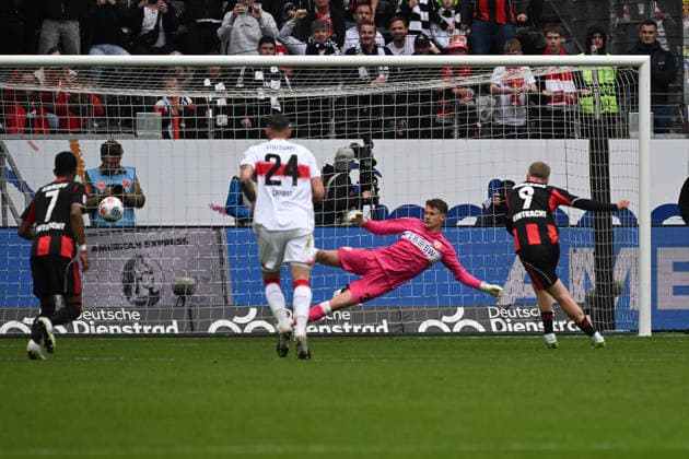 16.05.2026, xjhx, Fussball 1.Bundesliga, Eintracht Frankfurt - VfB Stuttgart v.l. Jonathan Jonny Burkardt (Eintracht Frankfurt) Torschuetze, erzielt das Tor, Treffer, scores the goal 1:1 Elfmeter Alexander Nübel (VfB Stuttgart) (DFL DFB REGULATIONS PROHIBIT ANY USE OF PHOTOGRAPHS as IMAGE SEQUENCES and or QUASI-VIDEO) Frankfurt am Main