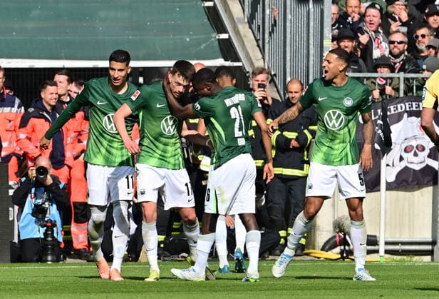 GER; 1. FBL, FC St. Pauli vs VfL Wolfsburg 16.05.2026, GER; 1. FBL, FC St. Pauli vs VfL Wolfsburg im Bild Dzenan Pejcinovic (Wolfsburg 17) schiesst das Tor zum 3-1 fuer Wolfsburg vorbei an Torwart Nikola Vasilj (Pauli 25_26 22) und jubelt mit der Mannschaft