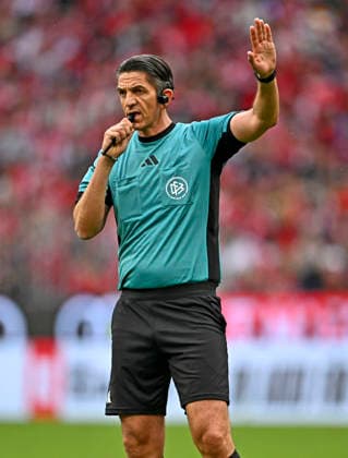 16.05.2026, Fussball Bundesliga 2025 2026, 34.Spieltag, FC Bayern München - 1.FC Köln, in der Allianz-Arena München, Schiedsrichter Deniz Aytekin (Oberasbach) pfeift,