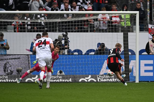 16.05.2026, xjhx, Fussball 1.Bundesliga, Eintracht Frankfurt - VfB Stuttgart v.l. Jonathan Jonny Burkardt (Eintracht Frankfurt) Torschuetze, erzielt das Tor, Treffer, scores the goal 1:1 Elfmeter Alexander Nübel (VfB Stuttgart) (DFL DFB REGULATIONS PROHIBIT ANY USE OF PHOTOGRAPHS as IMAGE SEQUENCES and or QUASI-VIDEO) Frankfurt am Main