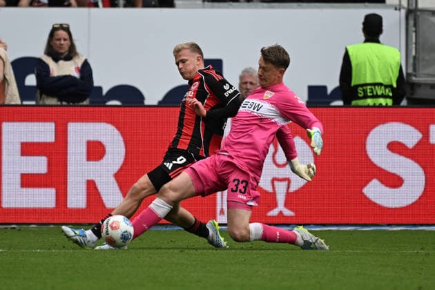 16.05.2026, xjhx, Fussball 1.Bundesliga, Eintracht Frankfurt - VfB Stuttgart v.l. Foul von Alexander Nübel (VfB Stuttgart) an Jonathan Jonny Burkardt (Eintracht Frankfurt) (DFL DFB REGULATIONS PROHIBIT ANY USE OF PHOTOGRAPHS as IMAGE SEQUENCES and or QUASI-VIDEO) Frankfurt am Main