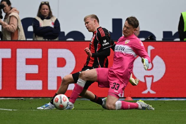 16.05.2026, xjhx, Fussball 1.Bundesliga, Eintracht Frankfurt - VfB Stuttgart v.l. Foul von Alexander Nübel (VfB Stuttgart) an Jonathan Jonny Burkardt (Eintracht Frankfurt) (DFL DFB REGULATIONS PROHIBIT ANY USE OF PHOTOGRAPHS as IMAGE SEQUENCES and or QUASI-VIDEO) Frankfurt am Main