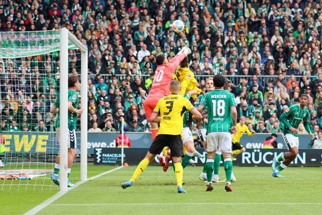 Bremen, Deutschland: 16. Mai 2026 - 34. Spieltag - 1. Bundesliga - Werder Bremen vs. Borussia Dortmund Im Bild: v.li. Torhüter Mio Backhaus (Werder Bremen) hält den Ball und verhindert ein Tor für Dortmund DFL regulations prohibit any use of photographs as image sequences and or quasi-video. Copyright: HMBxMedia MadeleinexFantini